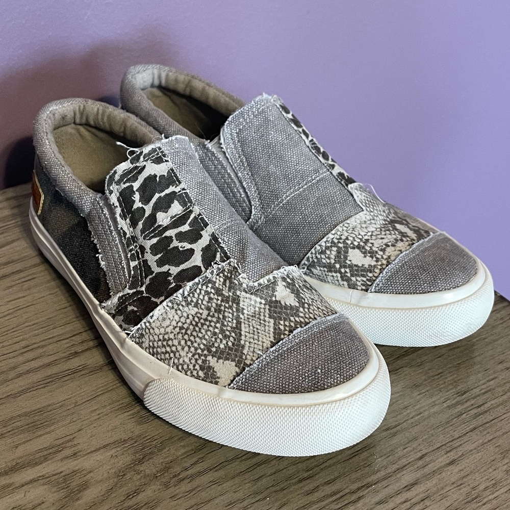 🌸 Blowfish Slip Ons